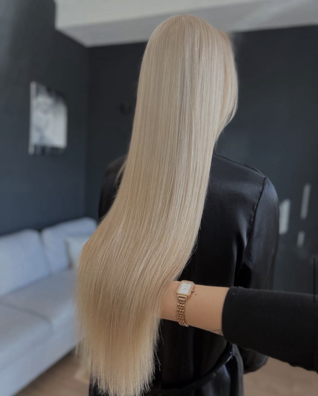 Total blonde на длинных — работа колориста в Тбилиси. Полное осветление до 10-го уровня, тонирование в холодный платиновый. TOKIO INKA