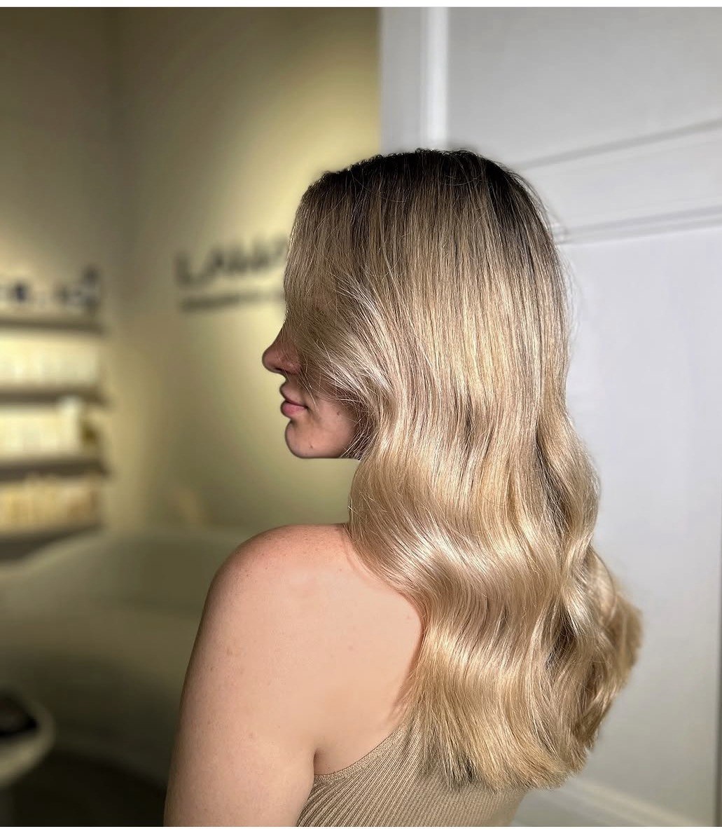 Balayage с растяжкой — работа колориста в Тбилиси. Тёплый пшенично-медовый с сохранённым натуральным корнем. Коррекция раз в 3–4 ме
